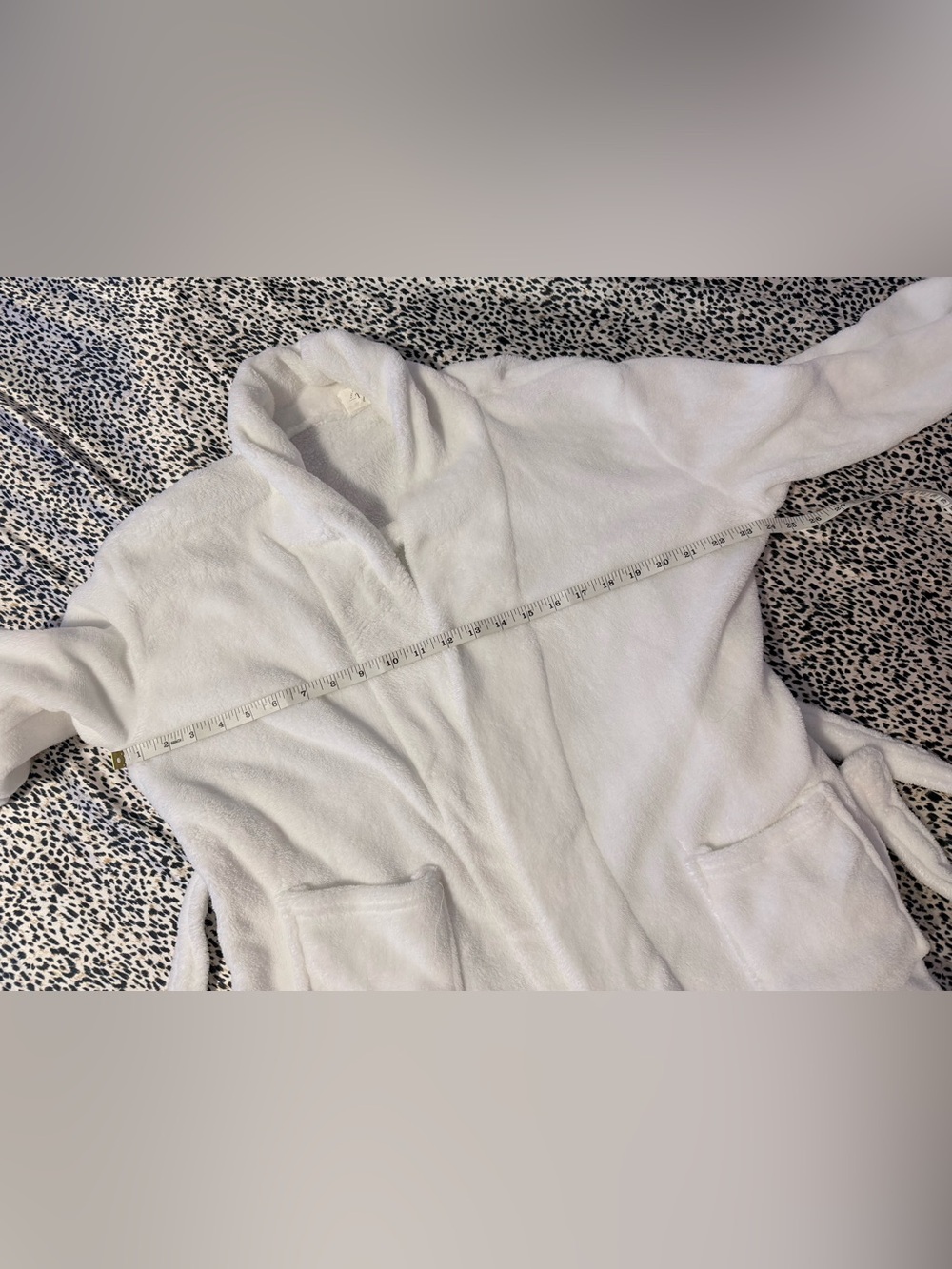 ✨Tri-Coastal Design White Robe✨ - Picture 4 of 6